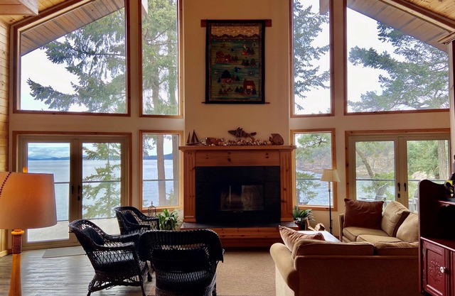 Ocean Front- 8 bedroom luxury vacation home featuring boat moorage and kayaks