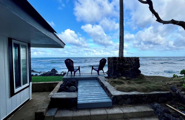 Ocean front apartment in brilliant Hauula with AC, WiFi