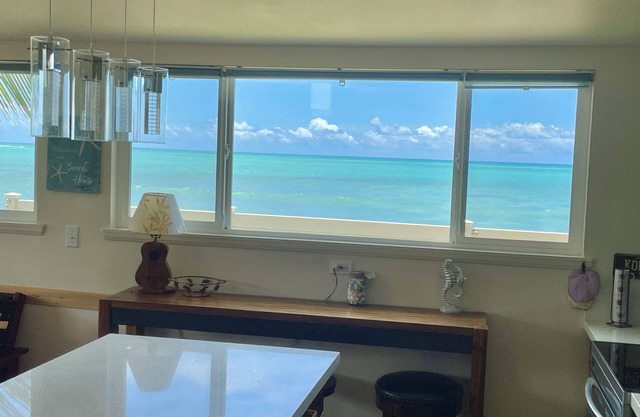 Ocean front house🏖️🏄right on the Beach!WiFi. Free Parking