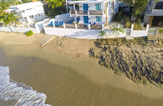 Ocean front House right on Shacks Beach! With Salt water pool