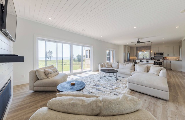 Ocean front, private beach, new modern, minutes to Town, lovely quiet seclusion