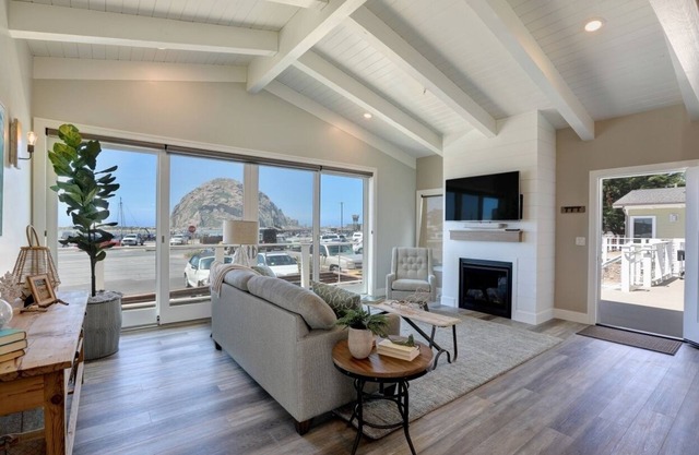 Ocean front, rock views: Salty Sister at Morro Rock