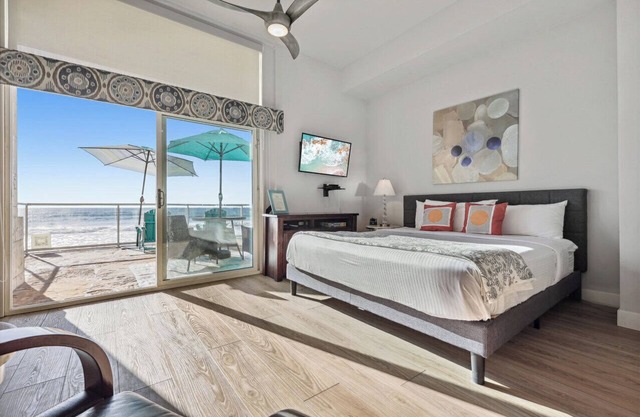 OCEAN FRONT STUDIO ON THE SAND!