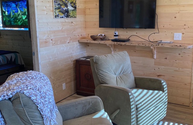 Ocean Front wilderness Cabin, brand new - Spa bathroom, fully equipped Kitchen