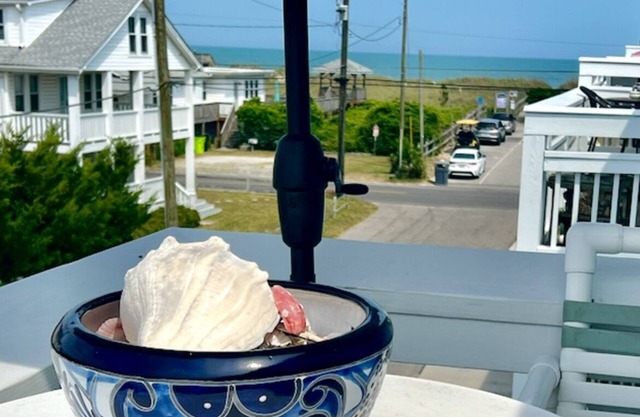 Ocean & Harbor Views -1 bed ,1 full bath, sleeps 4. Just steps from the Ocean