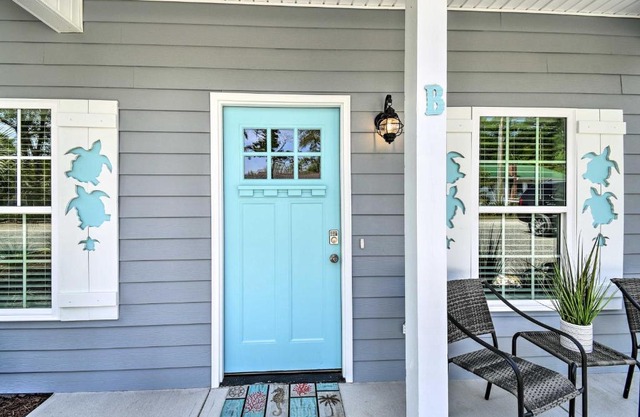 Ocean Isle Beach Home with Shared Lanai and Grill