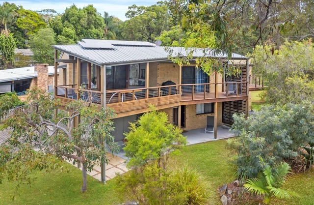 Ocean Mist Beach House | 5 bedroom, 2 bathroom, sleeps 10, 400m to beach
