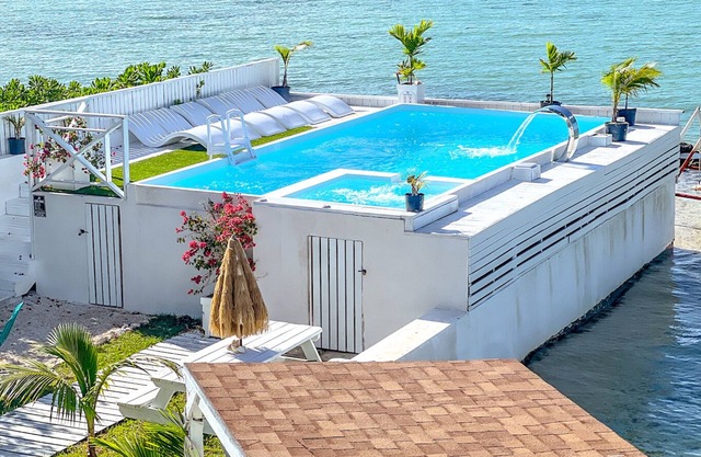 Ocean Private Retreat 3 Apt Suites w Pool Sleeps 18