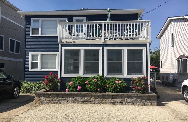 Ocean side 3 Bdrm - 8 to beach - Top floor, clean, bright & comfortable