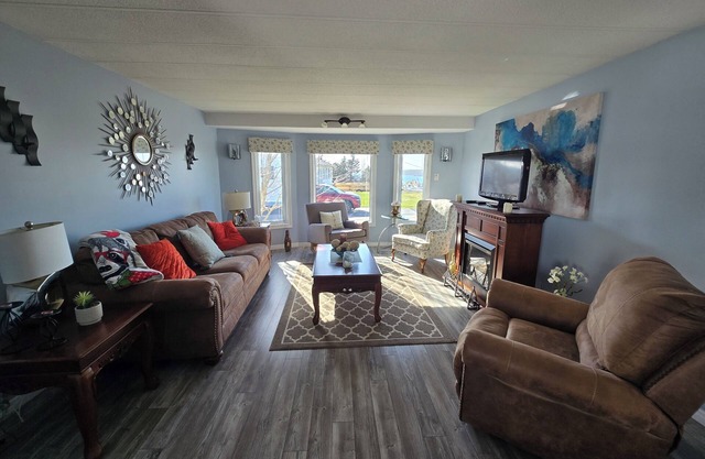 Ocean view 3 bedroom near refinery in arnolds cove. 75 min from St.johns