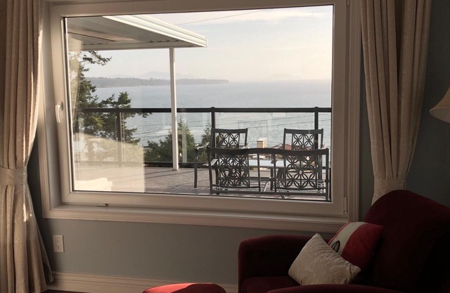 Ocean View 5 Bedroom House Steps to Beach and Town Centre