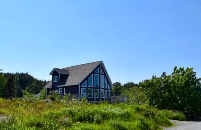 Ocean‑View Cottage w/Whale & Iceberg Spotting – 5 Min to East Coast Trail