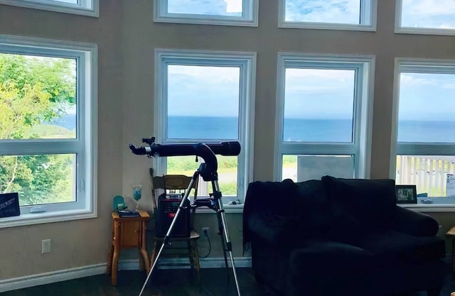 Ocean‑View Cottage w/Whale & Iceberg Spotting – 5 Min to East Coast Trail