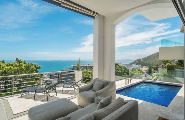 Ocean View Elegance - Majestic villa in Bantry Bay