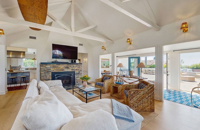 Ocean View Home on the Bluffs next to Shoreline Park - private hot tub & bbq