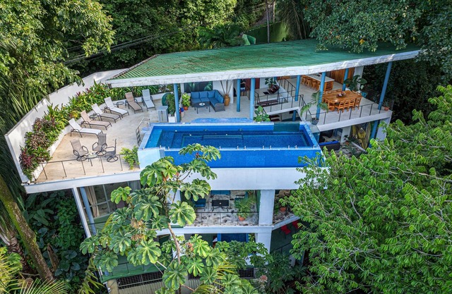 Ocean View, Infinity Pool, Walk to Beach with Newly Renovated Apartment!