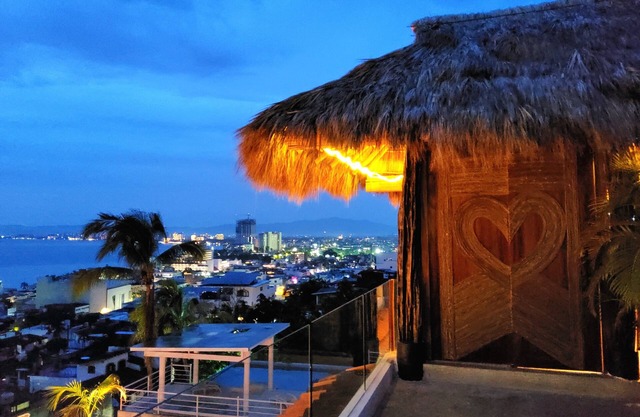 Ocean View Panoramic Jungle Suite~steps to Beach~w/pool