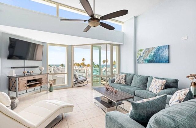 Ocean View Penthouse with pool, beachfront complex