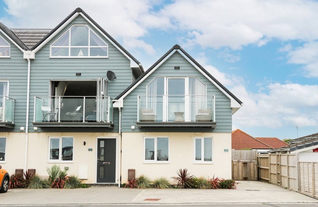 OCEAN VIEW, pet friendly, country holiday cottage in Hayling Island