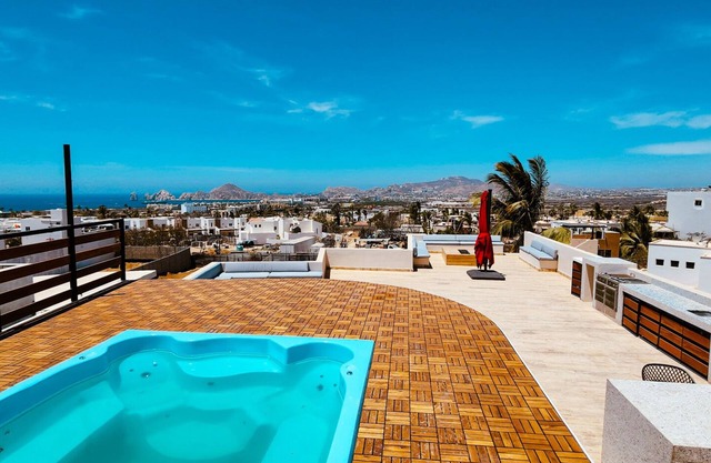 Ocean-View Rooftop Oasis- Pool, Hot Tub, Fire Pits, 5 minutes to beach & DT Cabo