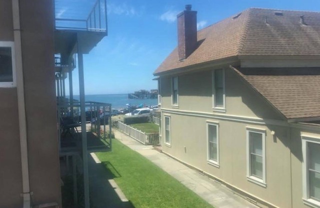 Ocean view studio in Capitola Village - Location!