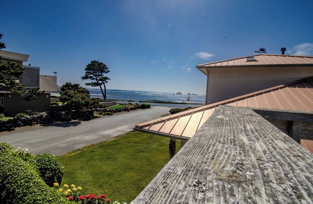 Ocean Views, BBQ, Bikes, Games: Selah Beach Home