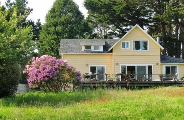 Ocean Views Mendocino Beach House Path directly to the Beach!