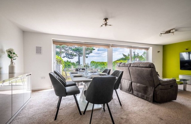 Ocean views, peace and quiet in this homely flat