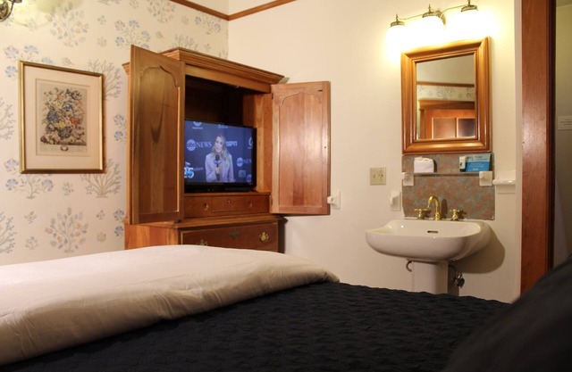 OCEAN VIEWS, ROMANTIC QUEEN BEDROOM