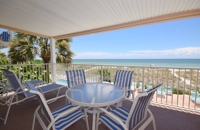 Ocean Way Beach Front Unit 201 2/2 Bedroom & Bath/Free wifi/Parking/Free Beach equipment