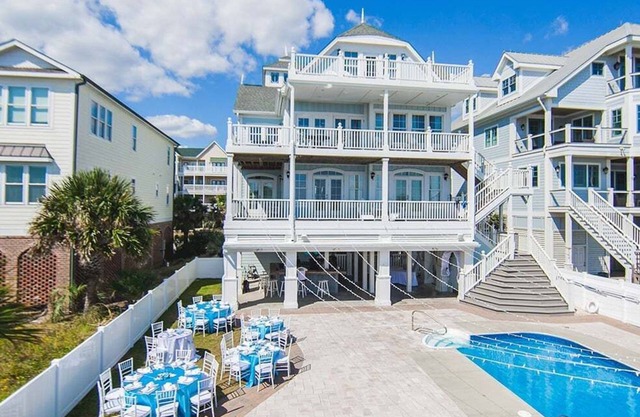 Oceanfront 10 bdrms private pool and tiki bar