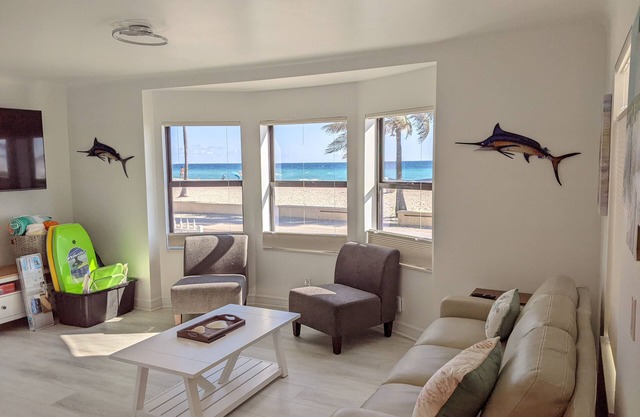 OCEANFRONT/1st FL- On beach Spectacular views/King+sleeper/2 baths. Free parking