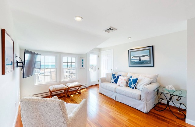 Oceanfront, 2nd-floor condo with stunning view - steps to Bank Street Beach
