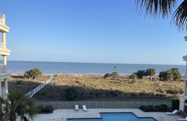 Oceanfront, 3 bedroom/bath, land transportation Included!