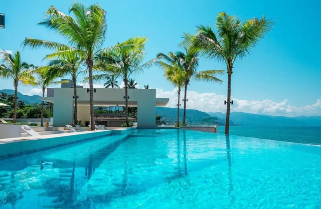 Oceanfront 3 bed luxury condo with great views, full kitchen, & fast Wi-Fi