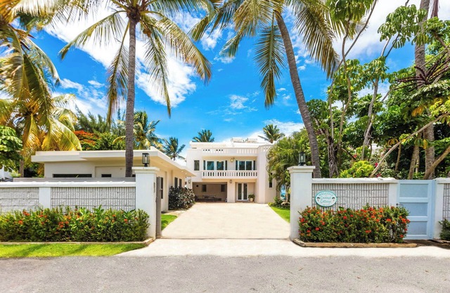 Oceanfront 8-bedroom Villa with Pool, Fully Fenced for Privacy, Incredible Views