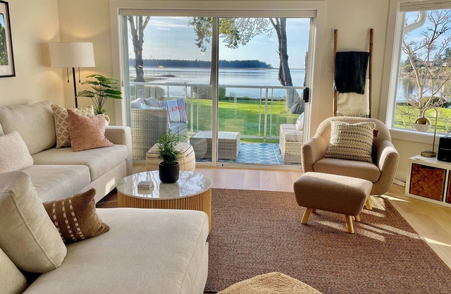 Oceanfront, All New Reno, 2 King Bedrooms, 2 Bath, Pool&Hot tub, AC