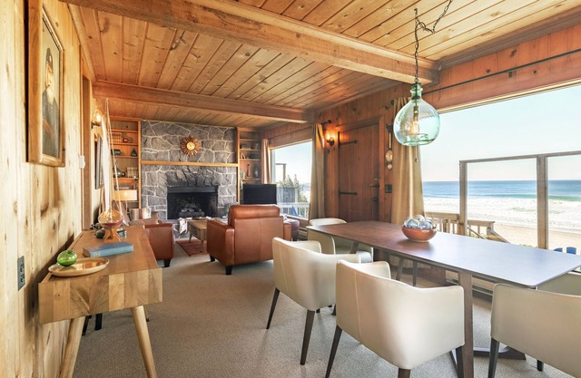 Oceanfront Beach Cottage w/High-End Mid-Century Furnishings in Roads End