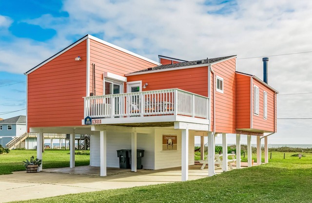 Oceanfront Beach House w/Beach View, Beautiful Decor, Free WiFi, Central A/C