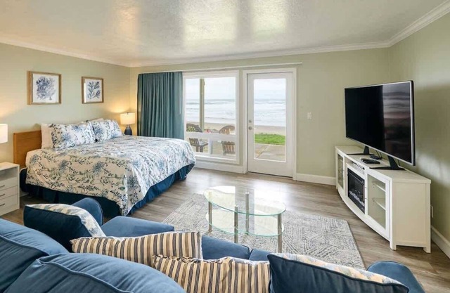 Oceanfront Condo - Easy Beach Access - Pool and Hot Tub!