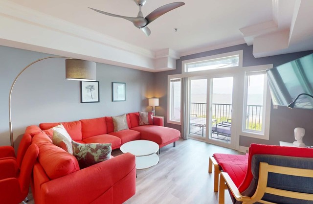 Oceanfront condo w. resort amenities - including a community pool.