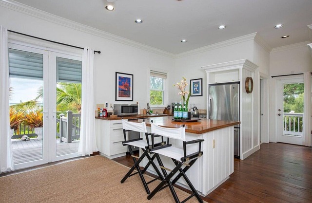 Oceanfront Cottage Near Restaurant, Stores