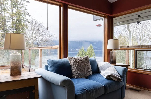 Oceanfront Cottage w/Rare pvt dock, hot tub, large backyard