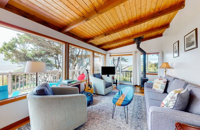 Oceanfront cottage with hot tub, beach access, fireplace & WiFi - Dog-friendly
