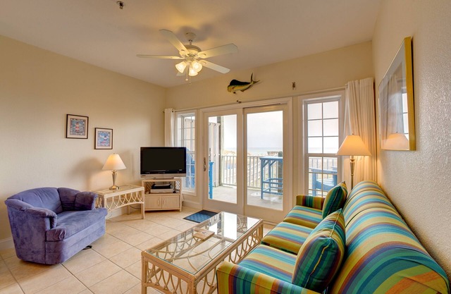 Oceanfront cottage with ocean views, decks, hot tub, outdoor pool, washer/dryer