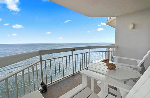 OCEANFRONT DEAL, 1 KING 1 SLEEPER SOFA 2 Adults 2 Small kids, 2 FULL BATH,