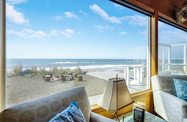 Oceanfront + Dogs + Hot Tub = Idyllic Beach House!