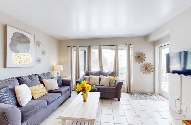 Oceanfront escape with views, pools, hot tubs, balcony & easy beach access