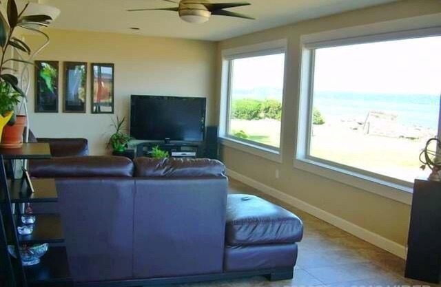 Oceanfront Executive, 2 Bedroom family friendly and close to downtown.