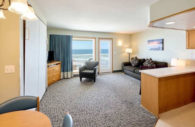 Oceanfront Family Suite With Full Kitchen, Beach Access, Pool & Hot Tub